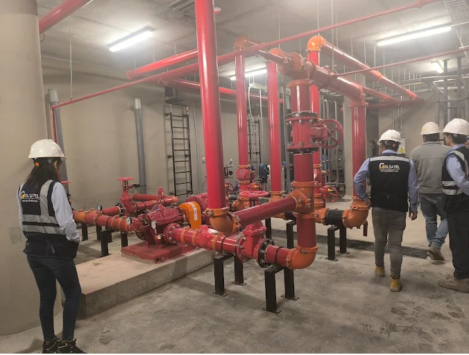 Ingenieros de Golsatel en una sala de bombas contra incendio