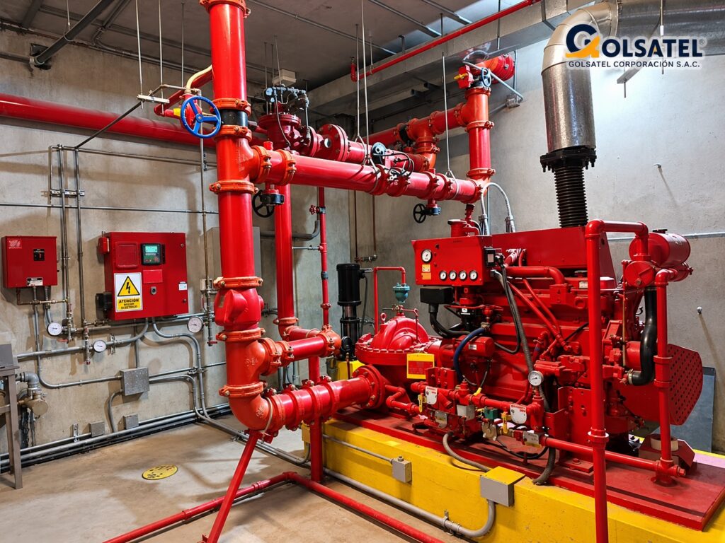 Sala de bombas contra incendio NFPA 20 – Golsatel Perú Sala de bombas contra incendio NFPA 20 instalada por Golsatel en Perú: bomba de carcasa partida con motor diésel, bomba jockey, tableros controladores y tubería de descarga